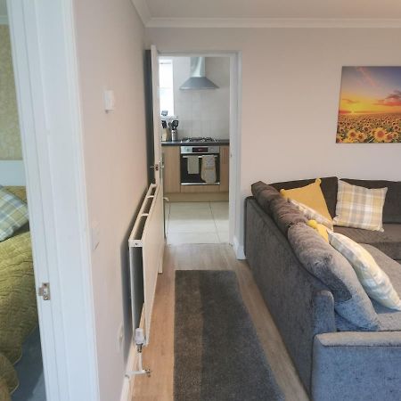 Immaculate One Bedroom Home With Private Parking Swansea Eksteriør bilde