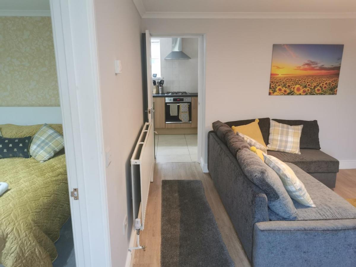 Immaculate One Bedroom Home With Private Parking Swansea Eksteriør bilde